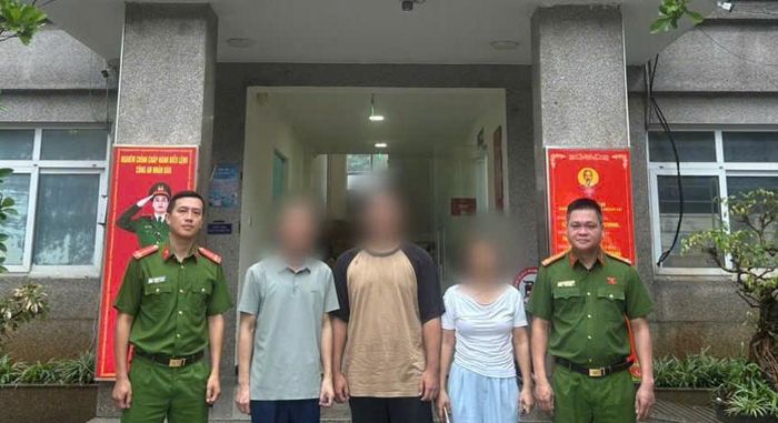 Anh M. cùng người thân cảm ơn Công an phường Phú Diễn đã giải cứu. Ảnh: Công an Hà Nội