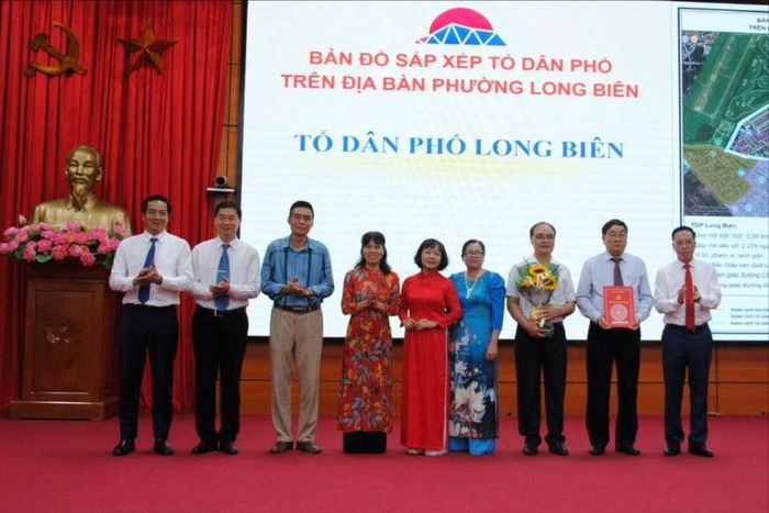 Lãnh đạo phường Long Biên trao quyết định thành lập các chi bộ tổ dân phố, chỉ định nhân sự cấp ủy, bí thư, phó bí thư, tổ trưởng, phó tổ trưởng các tổ dân phố sau sắp xếp. Ảnh: Thế Dương