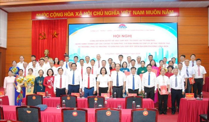 Các cấp ủy, chính quyền, Mặt trận Tổ quốc phường Long Biên chúc mừng đại diện các tổ dân phố sau sắp xếp. Ảnh: Thế Dương