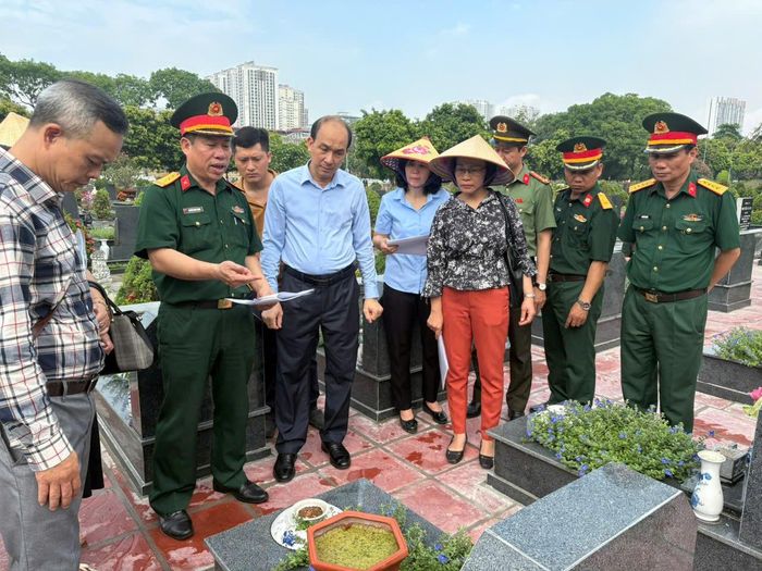 Khảo sát thực địa, gắn định danh cho các mộ liệt sĩ tại các nghĩa trang liệt sĩ trên địa bàn Hà Nội. Ảnh: Nguyễn Thu