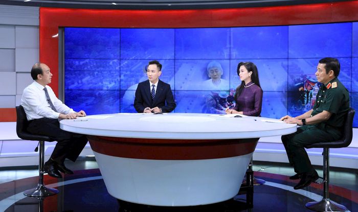 Hai khách mời trao đổi tại Chương trình. Ảnh: Quang Thái
