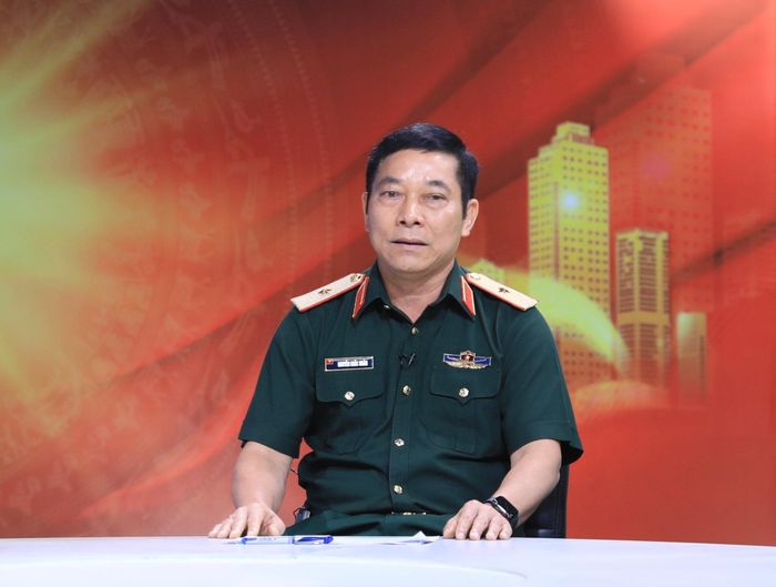 Thiếu tướng Nguyễn Khắc Nhân, Phó Chính ủy Bộ Tư lệnh Thủ đô Hà Nội, Phó Trưởng ban Chỉ đạo thành phố Hà Nội về tìm kiếm, quy tập và xác định danh tính hài cốt liệt sĩ trao đổi tại Chương trình. Ảnh: Quang Thái