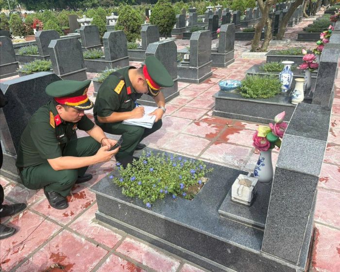 Khảo sát thực địa, gắn định danh cho các mộ liệt sĩ tại các nghĩa trang liệt sĩ trên địa bàn Hà Nội. Ảnh: Nguyễn Thu