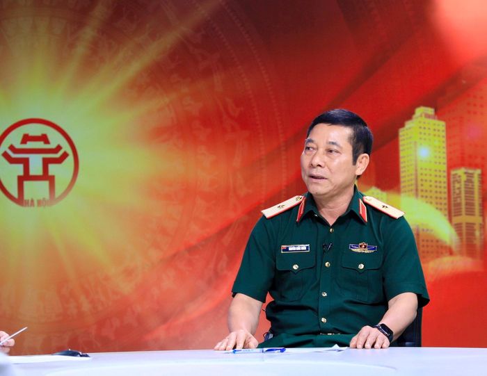 Thiếu tướng Nguyễn Khắc Nhân, Phó Chính ủy Bộ Tư lệnh Thủ đô Hà Nội, Phó Trưởng ban Chỉ đạo thành phố Hà Nội về tìm kiếm, quy tập và xác định danh tính hài cốt liệt sĩ trao đổi tại Chương trình. Ảnh: Quang Thái