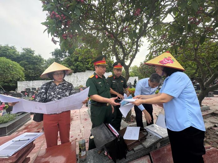 Khảo sát thực địa, gắn định danh các mộ liệt sĩ trên địa bàn TP Hà Nội. Ảnh: Nguyễn Thu