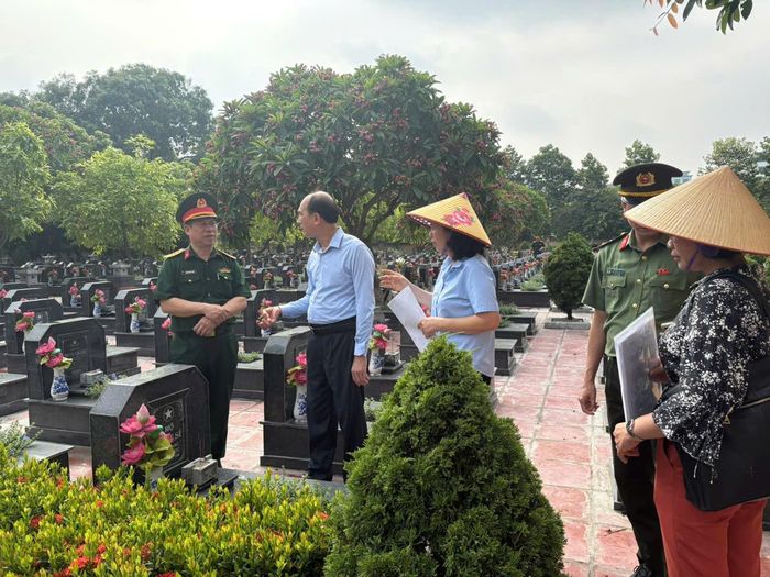 Khảo sát thực địa, gắn định danh cho các mộ liệt sĩ tại các Nghĩa trang liệt sĩ trên địa bàn Hà Nội. Ảnh: Thu Nguyễn