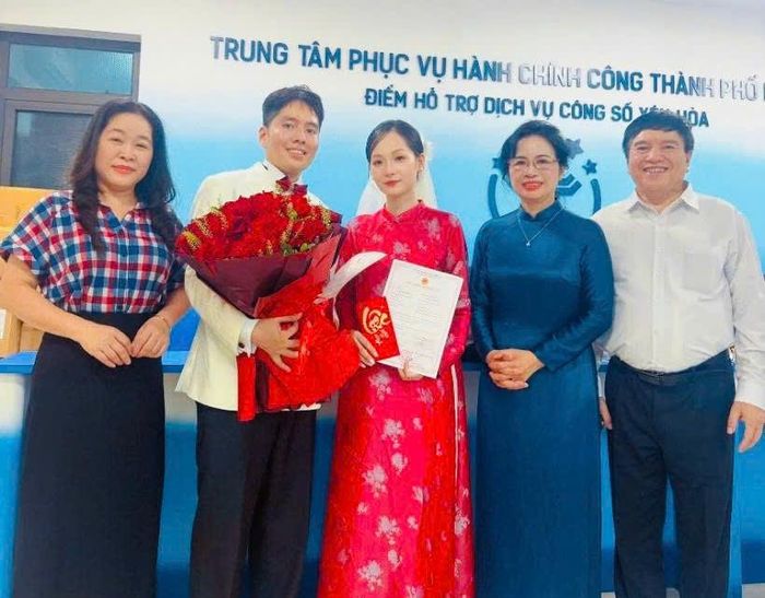 Người dân thực hiện thủ tục hành chính tại phường Yên Hòa với quy trình ngày càng thuận tiện, nhanh gọn. Ảnh: Phường Yên Hòa