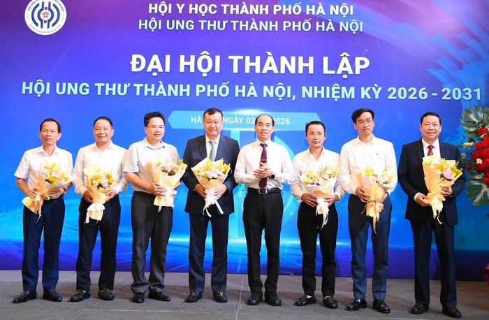 Phó Giám đốc Sở Y tế Hà Nội Nguyễn Đình Hưng chúc mừng các thành viên Ban Chấp hành Hội Ung thư thành phố Hà Nội khóa I. Ảnh: BTC