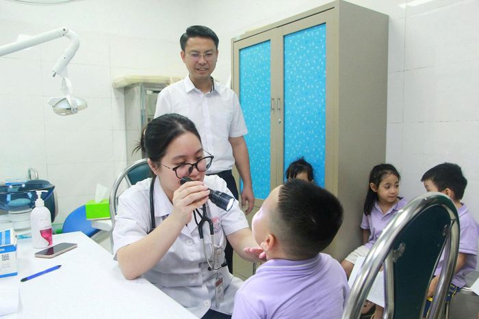 Ông Bùi Thế Cường, Phó Chủ tịch UBND phường Phú Thượng kiểm tra công tác khám sức khỏe. Ảnh: Lê Hà