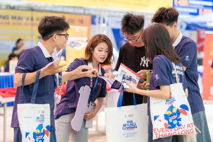 Giáo sư, Tiến sĩ khoa học Hà Huy Khoái: "Sinh viên hãy dùng AI như một người bạn, không dùng nó như một người thầy". Ảnh: AT