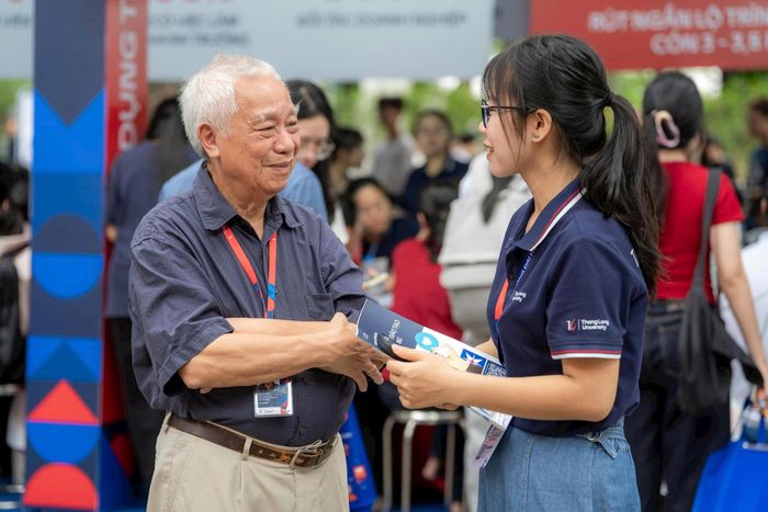 Giáo sư, Tiến sĩ khoa học Hà Huy Khoái, Viện trưởng Viện Toán học và Khoa học ứng dụng Thăng Long, Trưởng khoa Công nghệ thông tin, Trường Đại học Thăng Long trao đổi với sinh viên. Ảnh: AT