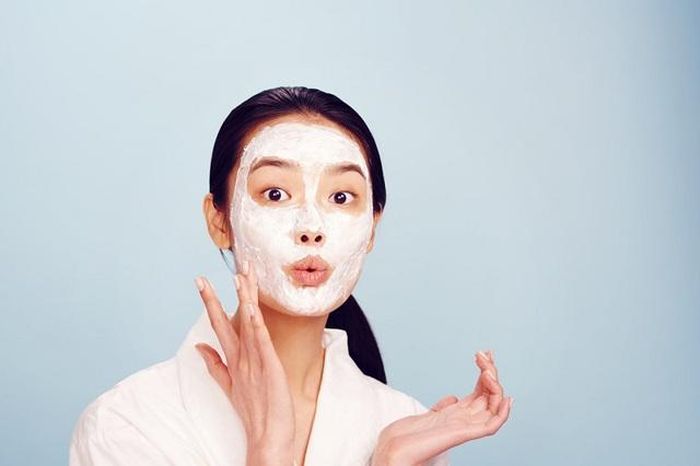 Sau khi da bị cháy nắng do tiếp xúc với ánh nắng mặt trời, làn da thường trở nên khô và thiếu ẩm nghiêm trọng. Để khắc phục tình trạng này, việc cung cấp độ ẩm và nước cho da là rất quan trọng.
