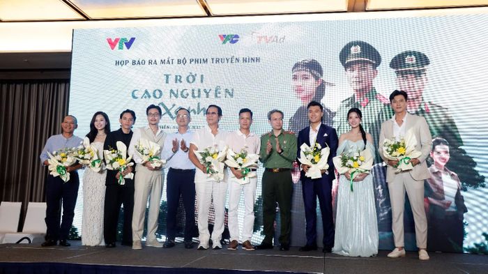 Dàn diễn viên phim "Trời cao nguyên xanh" tại buổi họp báo