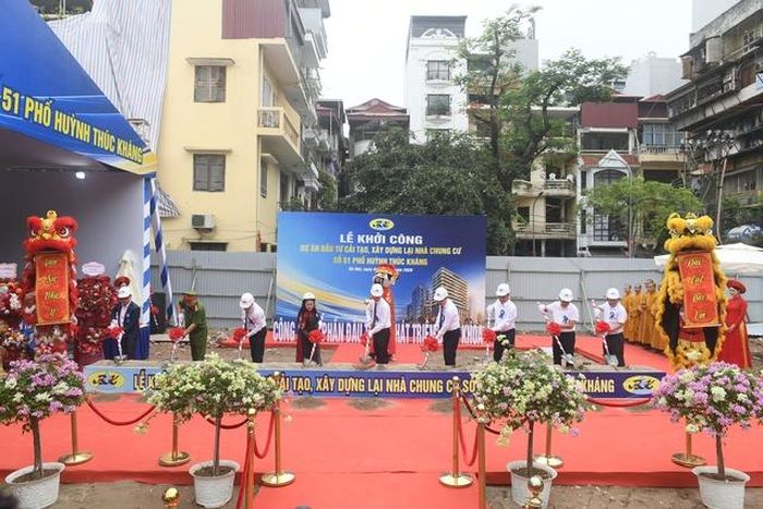 Ngày 4/7, dự án cải tạo, xây dựng lại nhà chung cư số 51 Huỳnh Thúc Kháng (Hà Nội) chính thức được khởi công, đánh dấu bước khởi đầu trong việc thay thế công trình đã xuống cấp bằng một khu nhà ở mới, hiện đại, bảo đảm an toàn và nâng cao chất lượng sống cho người dân.