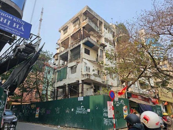 Cuối tháng 3/2011, ngôi nhà 5 tầng số 49 Huỳnh Thúc Kháng bị sập và đổ vào chung cư số 51 Huỳnh Thúc Kháng làm hư hỏng nặng phần đơn nguyên 1. Trong quá trình đổ, ngôi nhà số 49 đã va chạm làm sạt lở một số căn hộ ở tầng 3 và tầng 4 tại chung cư này.