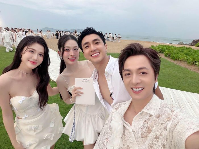 Ca sĩ Đăng Khôi chia sẻ hình ảnh cùng các nghệ sĩ, người đẹp tham gia show thời trang "Mùa hè đẹp nhất". Theo tiết lộ của nam ca sĩ, show thời trang có sàn diễn bãi biển dài kỷ lục, ngập tràn sắc trắng.