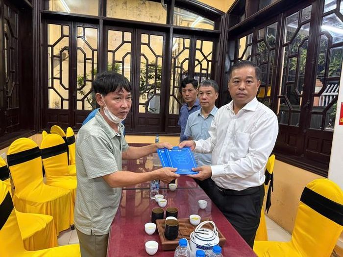 Phó Giám đốc Sở Y tế Hà Nội thăm hỏi, chia buồn sâu sắc với những mất mát của gia đình sau vụ hỏa hoạn.