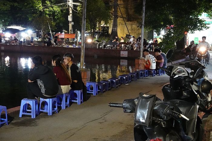 Quanh khu vực hồ Triều Khúc, nhiều dãy ghế nhựa được xếp dọc ven hồ, chiếm dụng không gian công cộng.