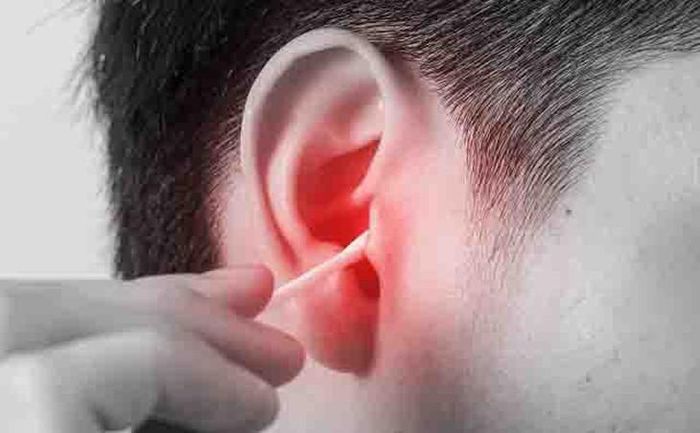 Không nên dùng tăm bông để cố lấy côn trùng ra vì rất dễ đẩy dị vật vào sâu hơn, gây trầy xước ống tai.