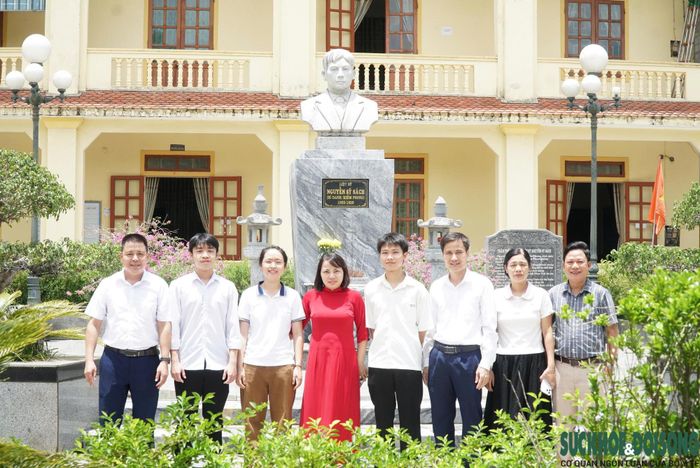 Bạch Sỹ Duy cùng thầy cô Trường THPT Nguyễn Sỹ Sách.