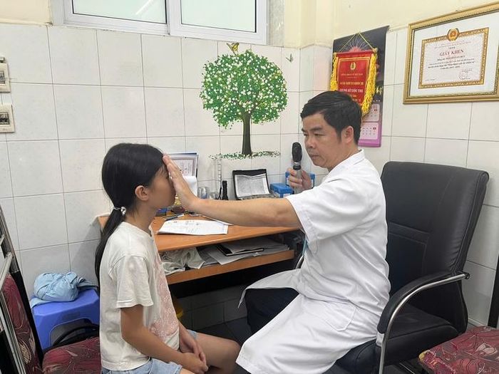 TS.BS Nguyễn Văn Huy đang khám mắt cho bệnh nhân.
