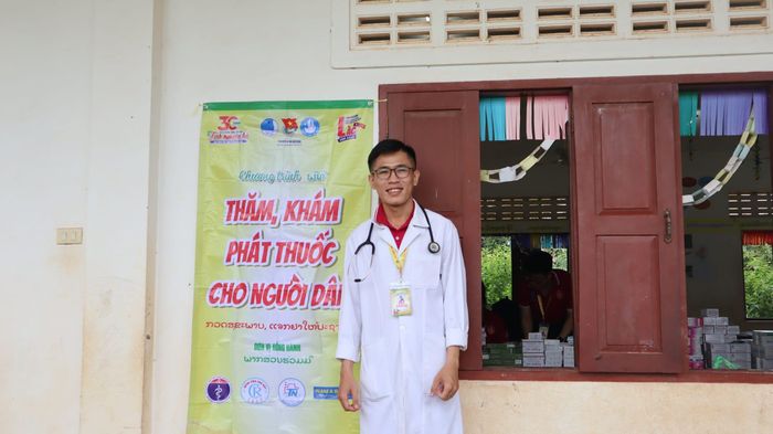 Bác sĩ Nròng K'Duy Py tham gia nhiều chương trình tình nguyện khám sức khỏe miễn phí cho bà con vùng sâu vùng xa.