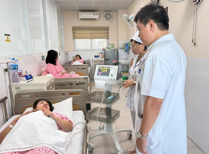 Thai phụ nguy cơ cao được theo dõi bằng máy móc hiện đại và sự đồng hành của các y, bác sĩ.