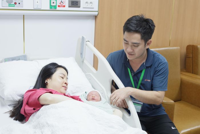 Khoảnh khắc vỡ òa hạnh phúc của vợ chồng chị Liên, anh Kiên ôm con trong vòng tay.