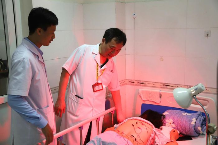 PGS.TS Lê Mạnh Cường thăm khám cho người bệnh.