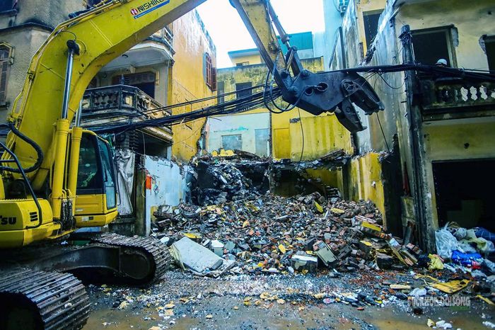Máy móc được đưa vào phục vụ công tác tháo dỡ.