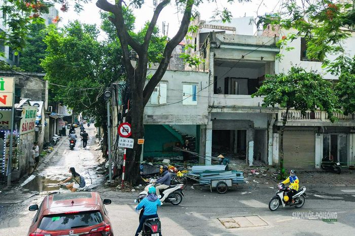 Tuyến ngõ hiện vẫn là lối đi chính của nhiều hộ dân trong khu vực.