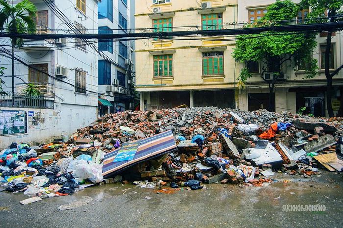 Vật liệu sau phá dỡ được tập kết tại khu vực giải phóng mặt bằng.