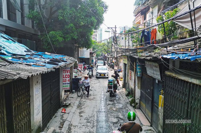 Ngõ 381 Nguyễn Khang nhỏ hẹp, xuống cấp sau nhiều năm sử dụng.