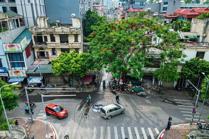 Lối vào ngõ 381 Nguyễn Khang từ phía đường lớn.