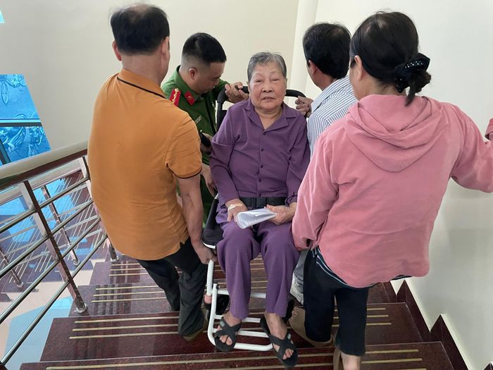 Thân nhân liệt sĩ được người lực lượng chức năng hỗ trợ đưa đến điểm tập trung lấy mẫu ADN.