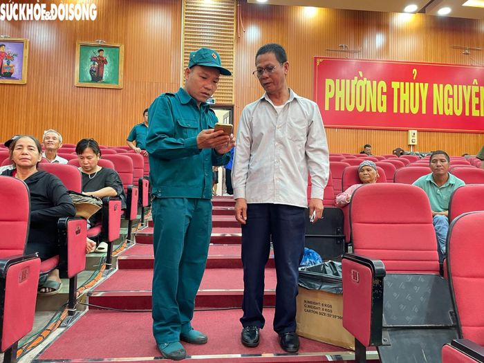 Cán bộ phường Thủy Nguyên hướng dẫn người dân khi đến làm thủ tục lấy mẫu ADN phục vụ Chiến dịch 500 ngày đêm.