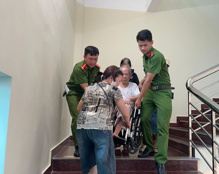 Công an phường Hải An cùng người thân liệt sĩ hỗ trợ đưa đến lấy mẫu ADN.