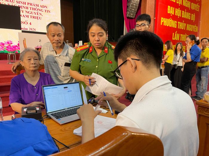 Các đơn vị phối hợp lấy mẫu sinh phẩm của thân nhân liệt sĩ tại phường Thủy Nguyên. 