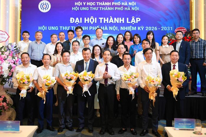 Phó Giám đốc Sở Y tế Hà Nội Nguyễn Đình Hưng chúc mừng các thành viên Ban Chấp hành Hội.
