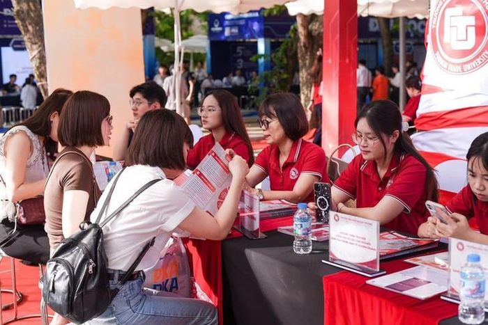 Thí sinh và phụ huynh tham gia tại các gian tư vấn của các trường.