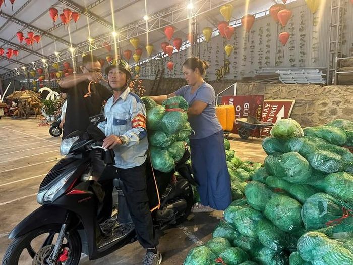 Những chuyến xe bắp cải miễn phí mang tinh thần "tương thân, tương ái" khi mưa bão cận kề. Ảnh: P.ĐS