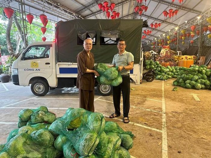 Sư thầy cùng nhà hảo tâm bê rau từ xe xuống, chuẩn bị phát cho người dân. Ảnh: P.ĐS