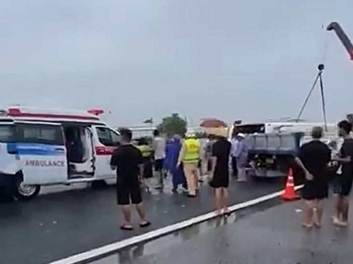 Xe cứu thương xuất hiện tại hiện trường vụ tai nạn giao thông trên cao tốc Hà Nội - Hải Phòng xảy ra vào trưa 4/7.