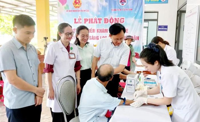 Bác sĩ Bùi Quốc Hùng, Phó Giám đốc Sở Y tế kiểm tra, giám sát tại điểm khám xã Kỳ Lạc.