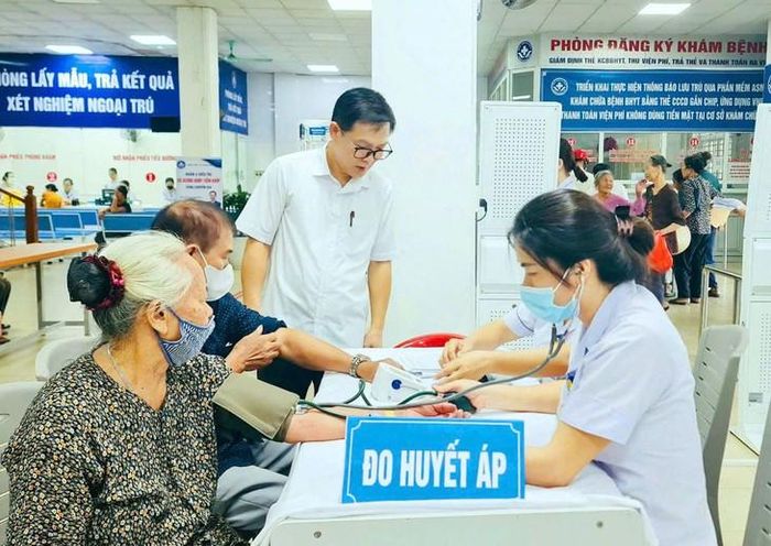 Người dân được khám, kiểm tra sức khỏe miễn phí (điểm khám tại Trung tâm Y tế Thành Sen)