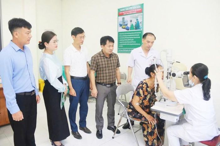 Bác sĩ Nguyễn Chí Thanh - Giám đốc CDC Hà Tĩnh giám sát tại điểm khám Trung tâm Y tế Tiên Điền.