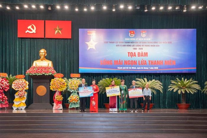 Câu lạc bộ Truyền thống kháng chiến Đoàn Thanh niên các cơ quan Trung ương Cục miền Nam trao quà cho các cựu cán bộ Đoàn có hoàn cảnh khó khăn và hỗ trợ con em nhiễm chất độc da cam.