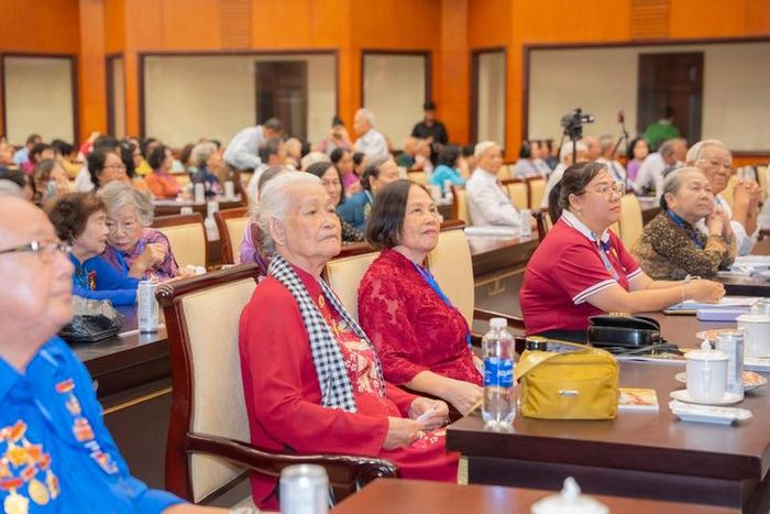 Họa sĩ, Anh hùng Lao động Đặng Ái Việt (mặc áo dài đỏ khoác khăn rằn) tại buổi tọa đàm.