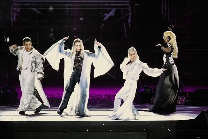 Sân khấu Tình Anh Bán Chiếu tại concert D-1.