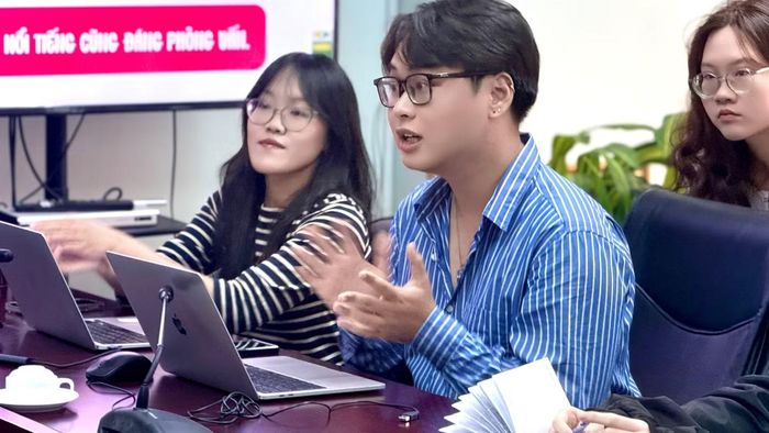  Diễn giả Thảo Ngân (trái) và diễn giả Đắc Hoàng (giữa). 